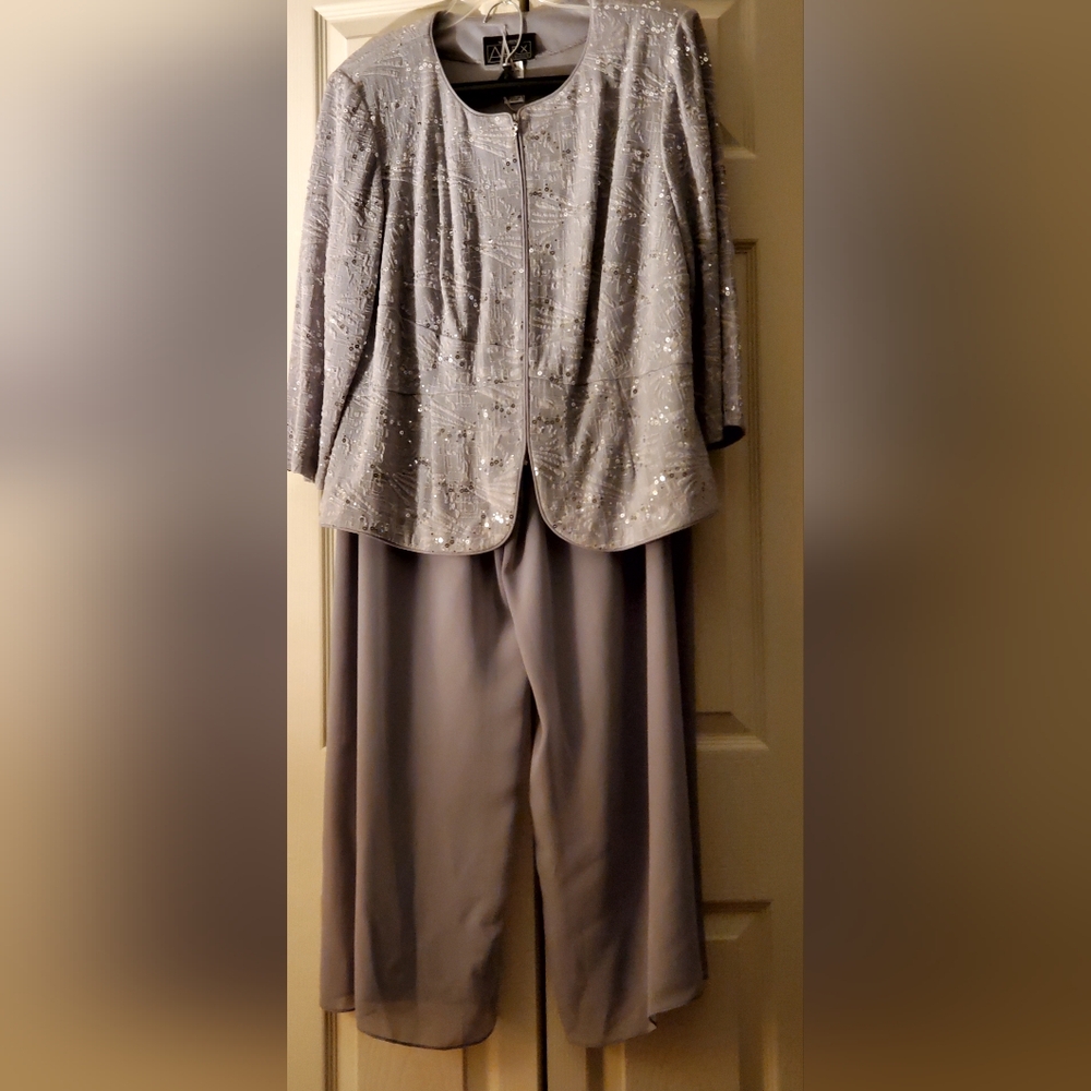 Gorgeous silver grey formal suit Sz. 2X